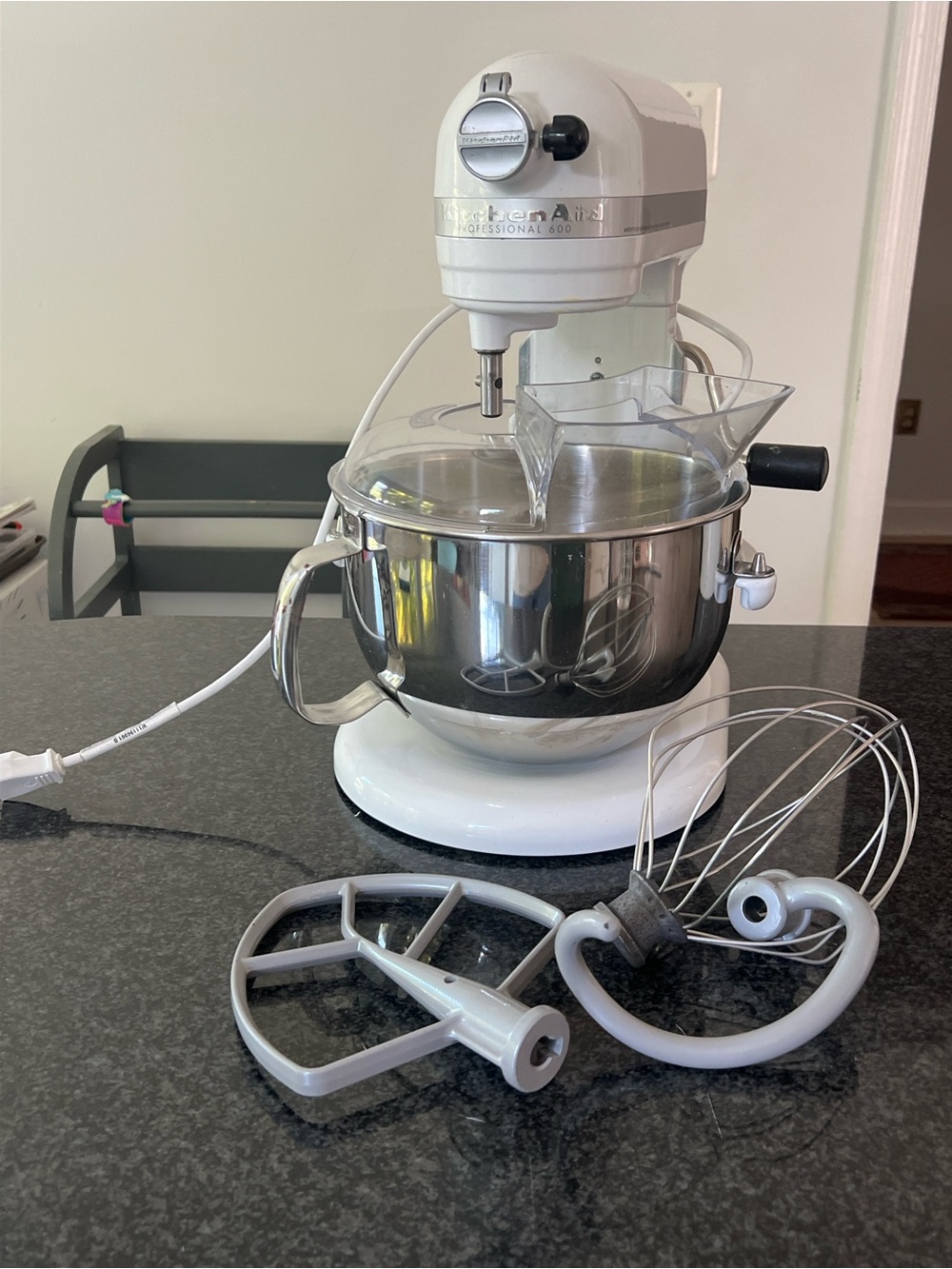 KitchenAid 600 series 6 White Stand Mixer with Stainless Bowl and Attachments